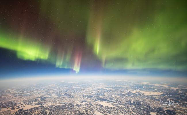 惊叹：机师从数万呎高空拍到的北极光奇景