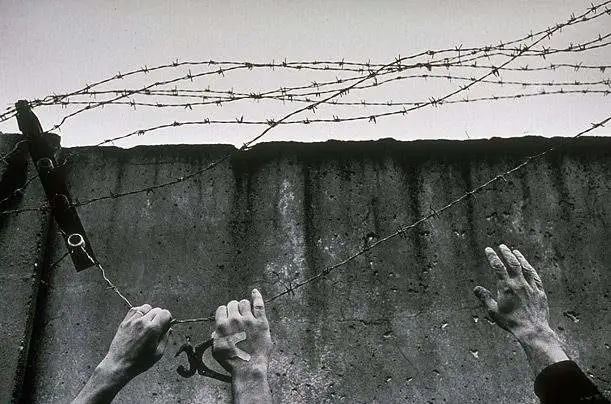谁最痛恨柏林墙的倒塌？是失去铁饭碗的他们