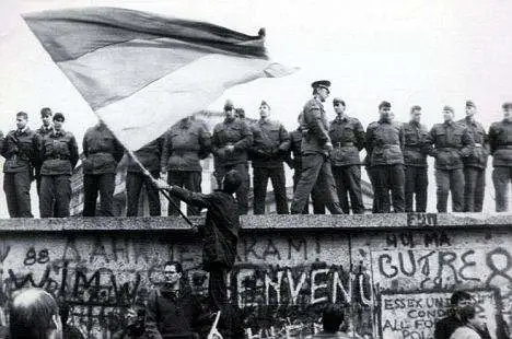 谁最痛恨柏林墙的倒塌？是失去铁饭碗的他们