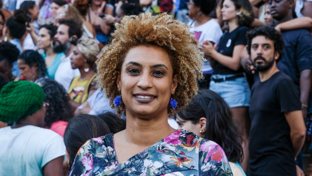 文件 - 在这张 2018 年 1 月 9 日的档案照片中，里约热内卢女议员 Marielle Franco 微笑着拍照o 在 Cinelandia 广场。 （美联社照片/Ellis Rua，档案）
