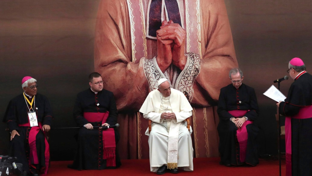 教宗方济各坐在教区神父守护神圣约翰·维安尼的背景下，在与秘鲁北部教会省份的神父、男女修士和神学院学生会面时，聆听何塞·安东尼奥·埃古伦主教的欢迎致辞2018