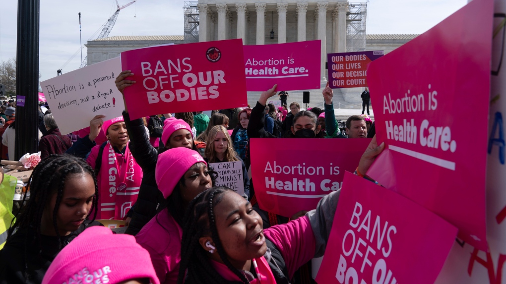 堕胎权活动人士于 2024 年 3 月 26 日星期二在华盛顿最高法院外集会。（美联社照片/Jose Luis Magana）
