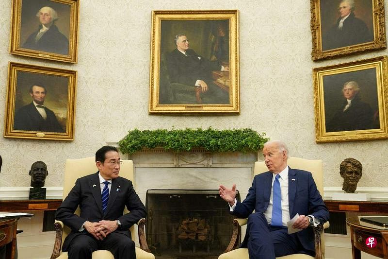 拜登（右）星期三（4月10日）在白宫椭圆形办公室同岸田会晤。（路透社）