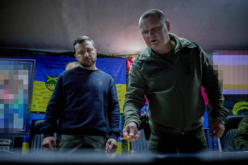 烏克蘭總統澤倫斯基16日在哈爾科夫與軍事指揮官討論戰況。（法新社）