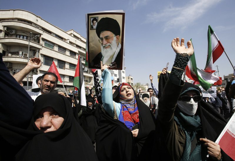 BBC报道伊朗以色列此波互打应已落幕。 图为伊朗民众上街支持政府反击以色列。 欧新社
