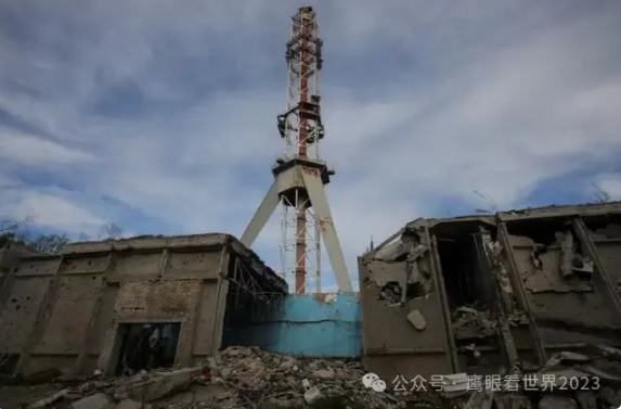 烏克蘭第二大城市哈爾科夫的電視塔遭俄軍導彈攻擊後倒塌。   圖：翻攝自 鷹眼Defence