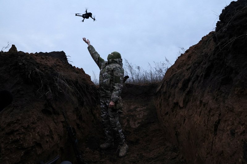 一名乌克兰军人在前线测试一艘无人机。 路透