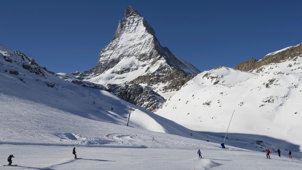 2012 年 1 月 16 日，瑞士瓦莱州采尔马特，滑雪者沿着 Riffelberg 的斜坡滑下，背景是马特洪峰泽兰。 （Jean-Christophe Bott/Keystone，美联社，文件）