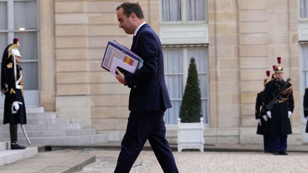 法国国防部长塞巴斯蒂安·勒科尔努 (Sebastien Lecornu) 于 2024 年 2 月 27 日星期二抵达巴黎爱丽舍宫。（美联社照片/Thibault Camus）