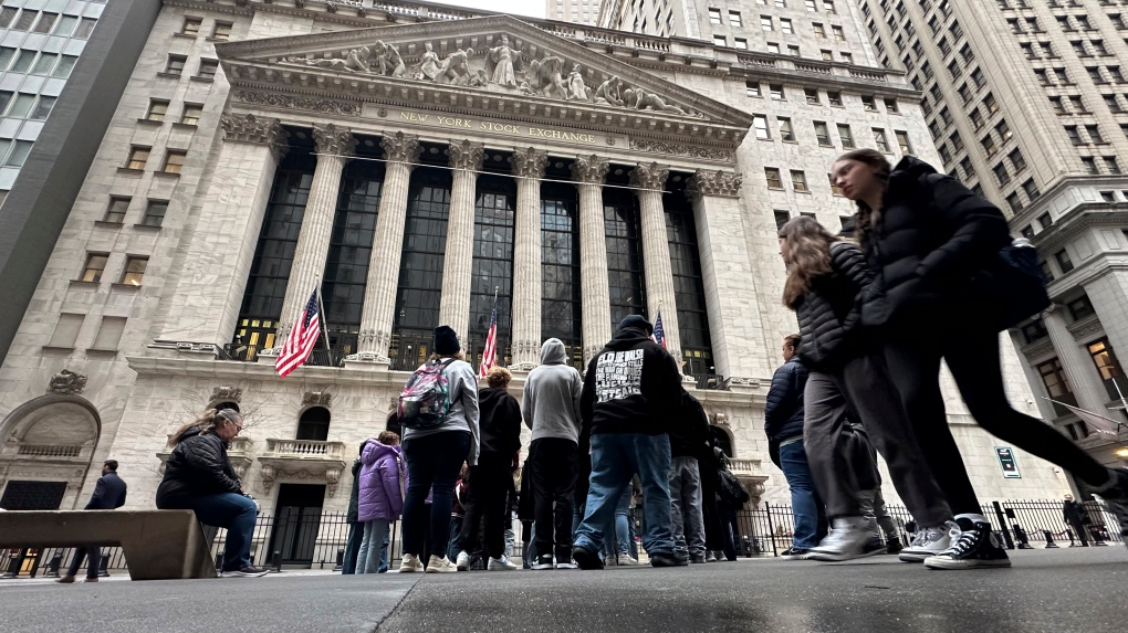 人们走过纽约证券交易所，星期三，2024 年 3 月 27 日。（美联社照片/Peter Morgan）