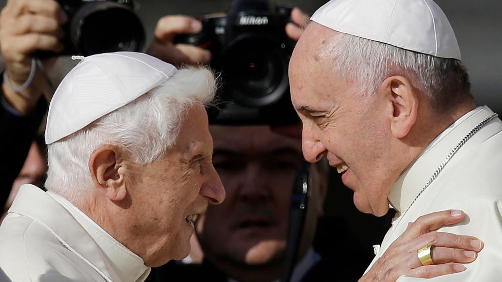 教皇弗朗西斯，右，拥抱荣誉退休人员2014 年 9 月 28 日，教皇本笃十六世在梵蒂冈圣彼得广场与年长信徒会面之前。（美联社照片/Gregorio Borgia，档案）