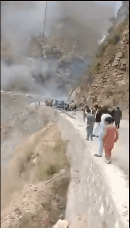 巴基斯坦自殺炸彈客駕車衝撞一個在該國西北部從事水壩工程的中國工程師車隊，造成6死，其中5人是中國籍。(擷自X@Riya Agrahari)