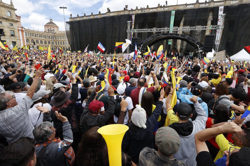 哥伦比亚总统裴卓在首都波哥大的劳动节游行中宣布将与以色列断交。 欧新社