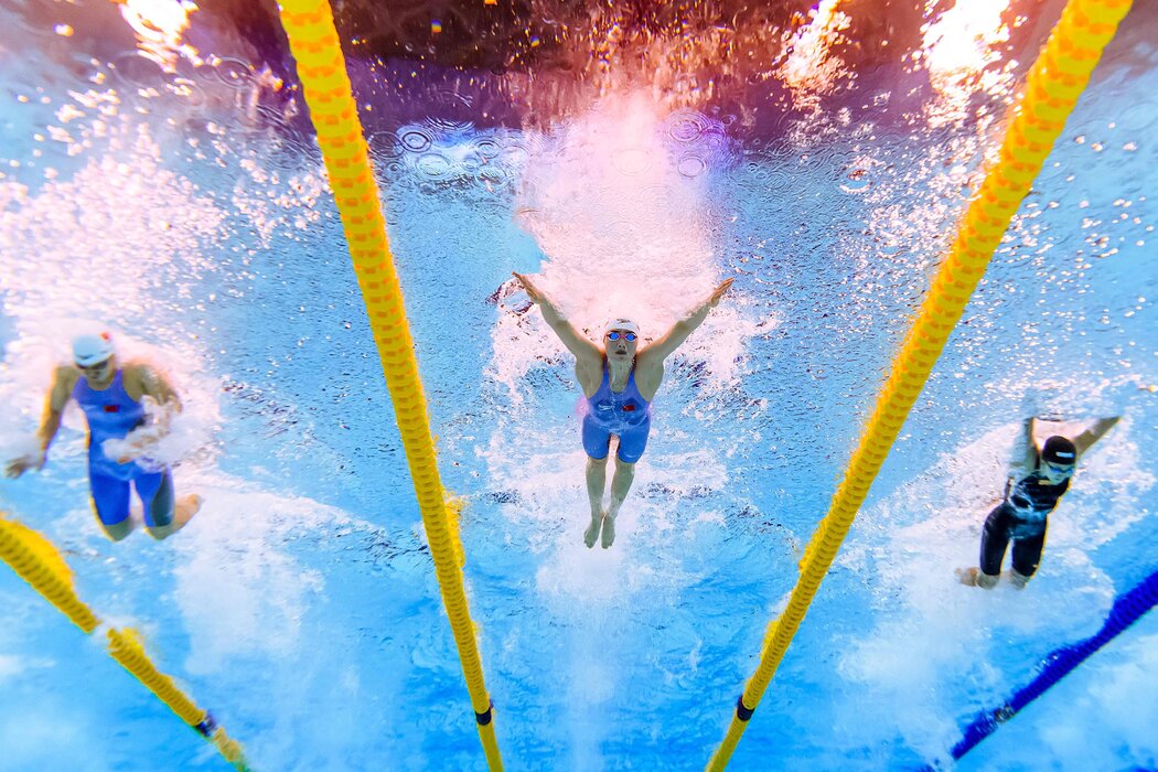 张雨霏（中）是东京奥运会开幕前数月兴奋剂检测为阳性的23名中国顶尖游泳运动员之一。