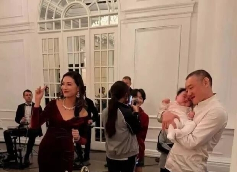 49岁汪雨为小女儿办百日宴 一家人其乐融融
