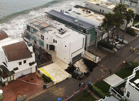 马里布威尼斯名宅突现巨型地陷，数十户居民