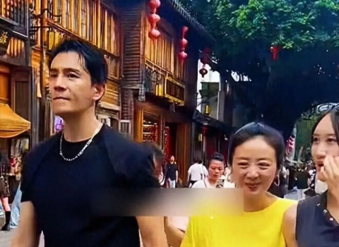 小李琳素颜眼肿体肥 经超胸肌健硕被嘲像母