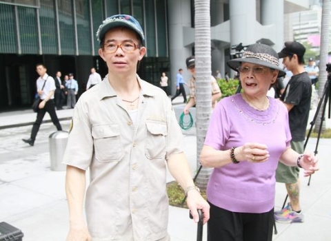梅艳芳102岁母火化 梅启明怒控侄子谋杀