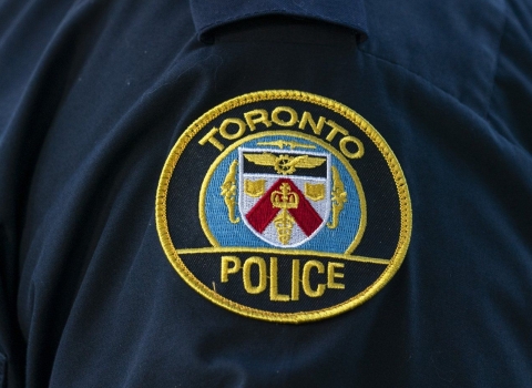多伦多芬治西地铁站发生少年袭警事件 青少