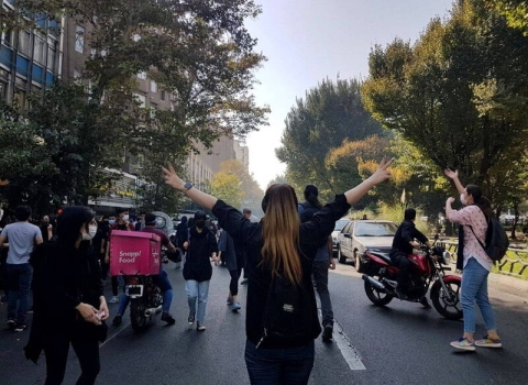 伊朗女性拒戴头巾 当局拿商家“开刀”