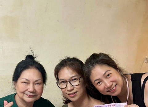 S妈聚会近照曝光 亲友感动“她愿意走出来”
