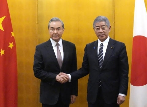 服软？日本前外相率团抵达北京