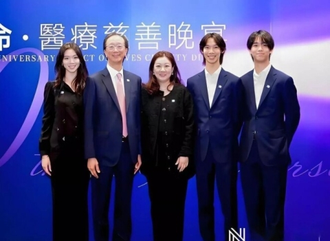 伏明霞一家五口参加晚宴 23岁大女儿颜值惊