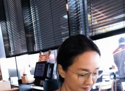 周迅在街边吃素面的照片传回国内 被骂惨