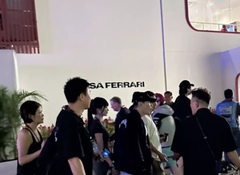 45岁林俊杰携女友新加坡逛街 全程牵手超宠