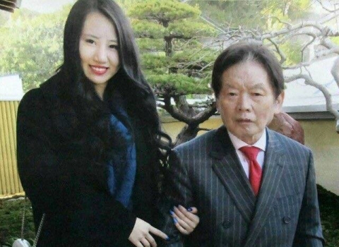 77岁富豪刚娶22岁嫩妻就暴毙 15亿遗产全捐