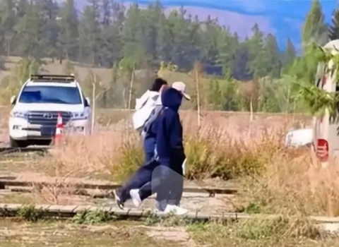 霍启刚一家7口新疆旅行 郭晶晶素颜和善又大