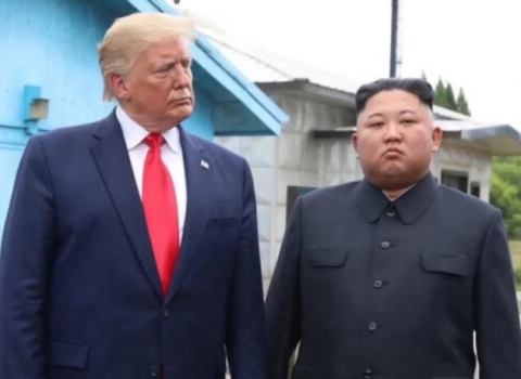 太难看了 川普晒与金正恩合照