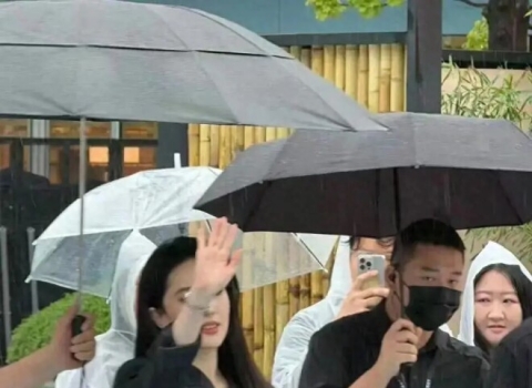 刘亦菲冒雨现身成都：原相机生图曝光 珠圆