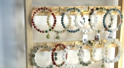 想在家轻松赚？手链饰品制作进行中！