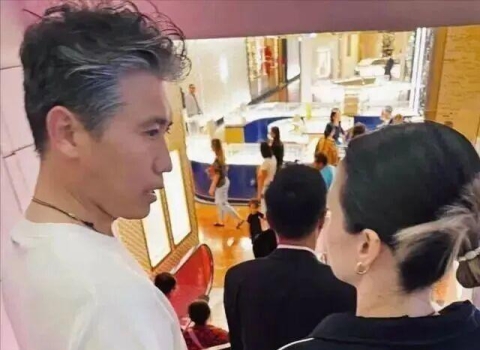 李乃文带妻子在法国购物,夫妻俩一共五个孩
