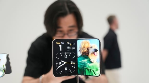 苹果发布全新折叠屏iPhone Duo 起售价近300