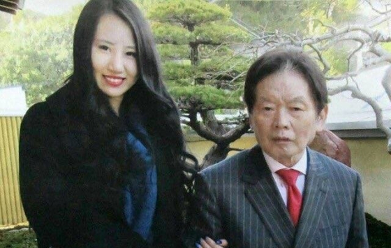 77岁富豪刚娶22岁嫩妻就暴毙 15亿遗产全捐