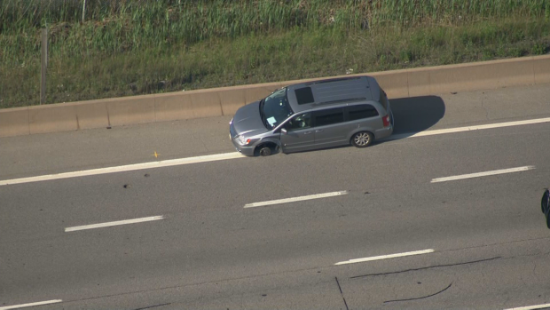 QEW 飞轮撞上巴士挡风玻璃 1 人死亡 3 人住院