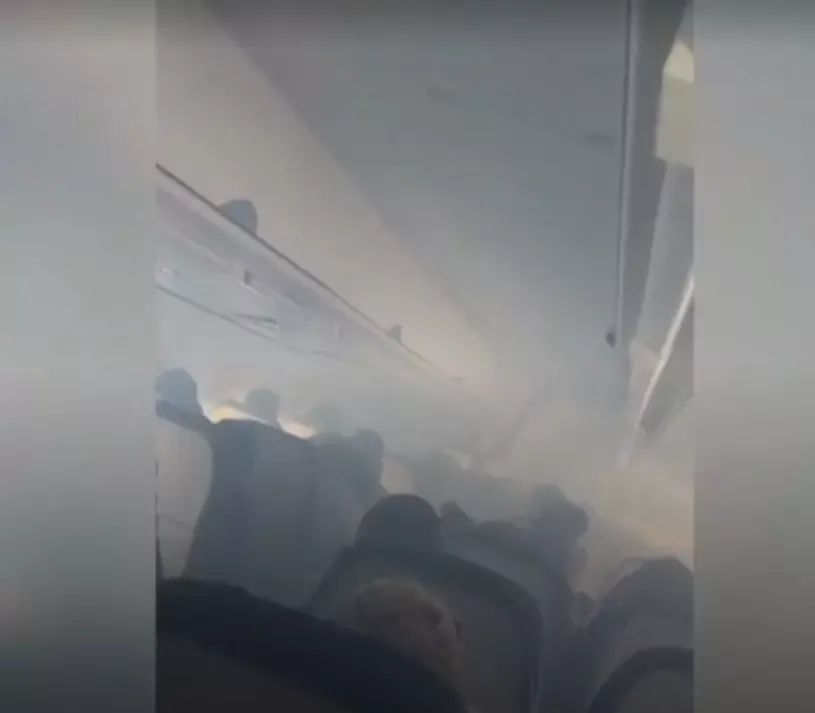 恐怖! 客机狂冒烟紧急迫降; 波音引擎爆炸 机翼起火;