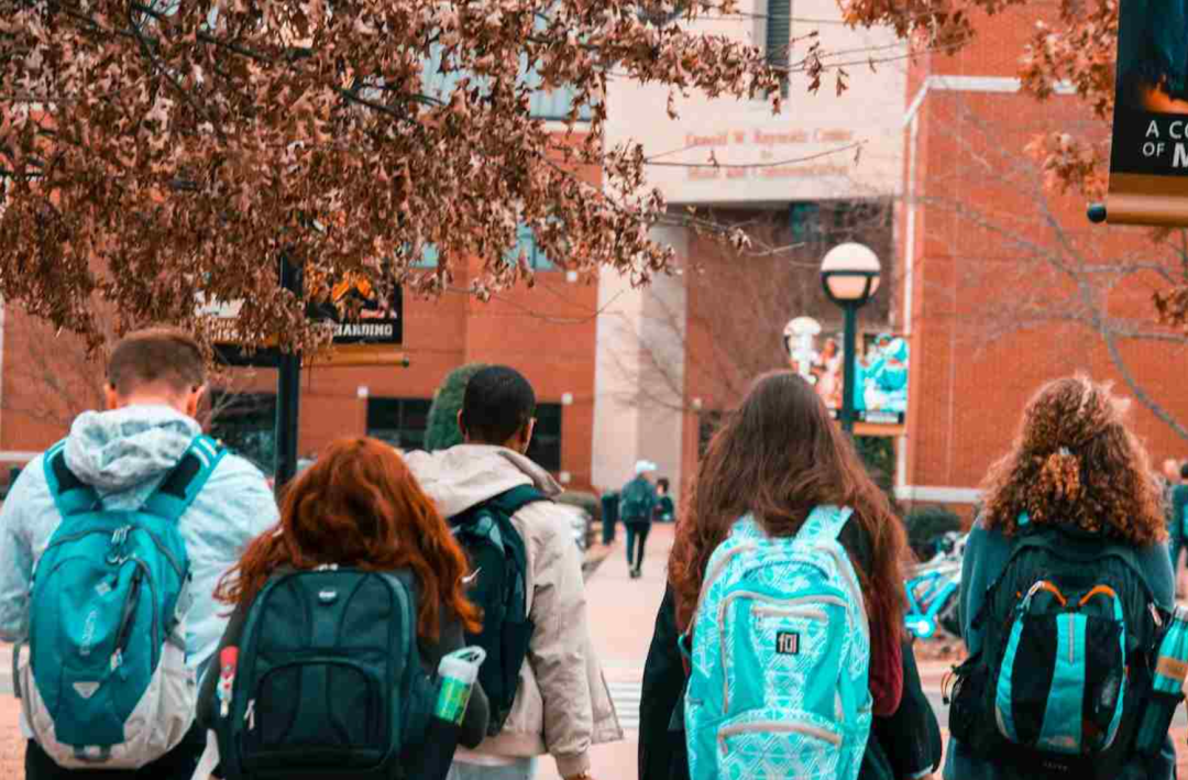 加拿大国际留学生毕业收入远低于本地生! 这个大学却例外!