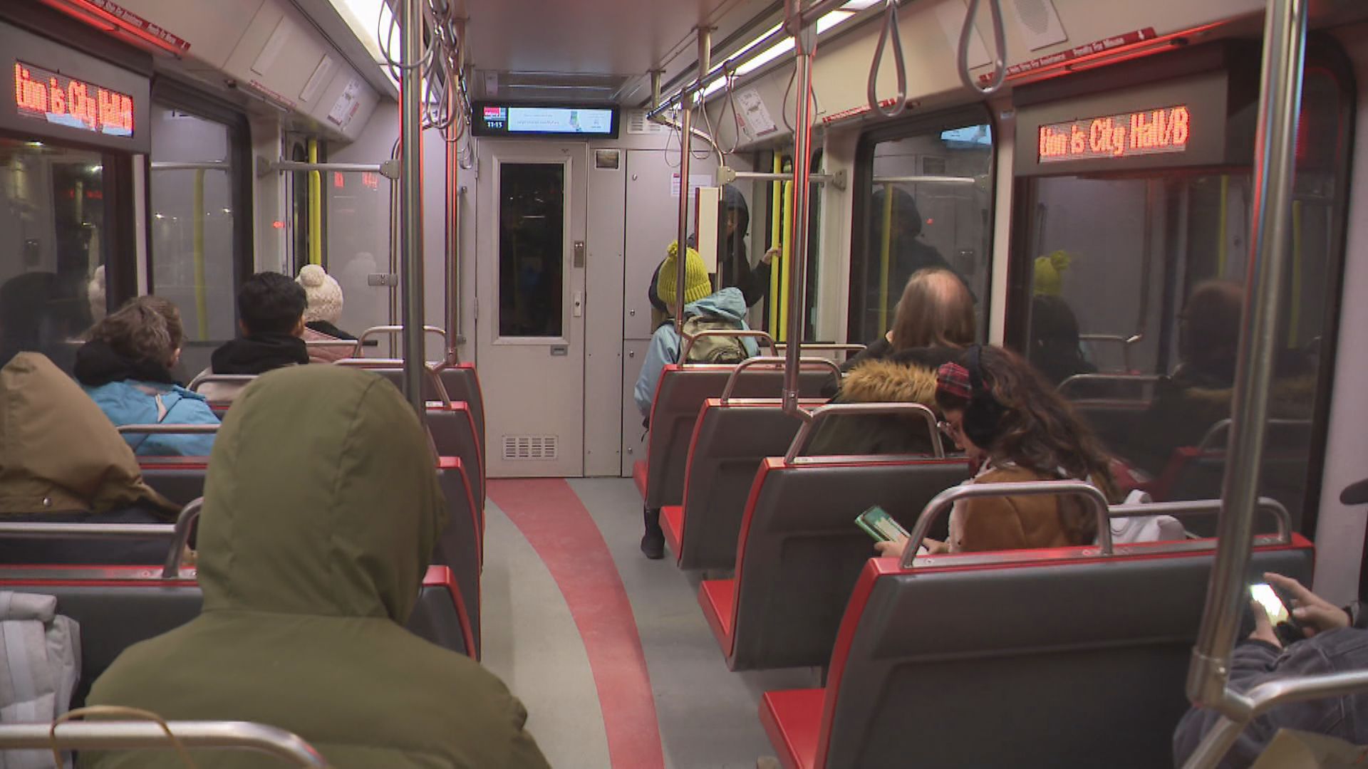 在周末测试两车的CAR CTRAIN服务的Calgary Transit