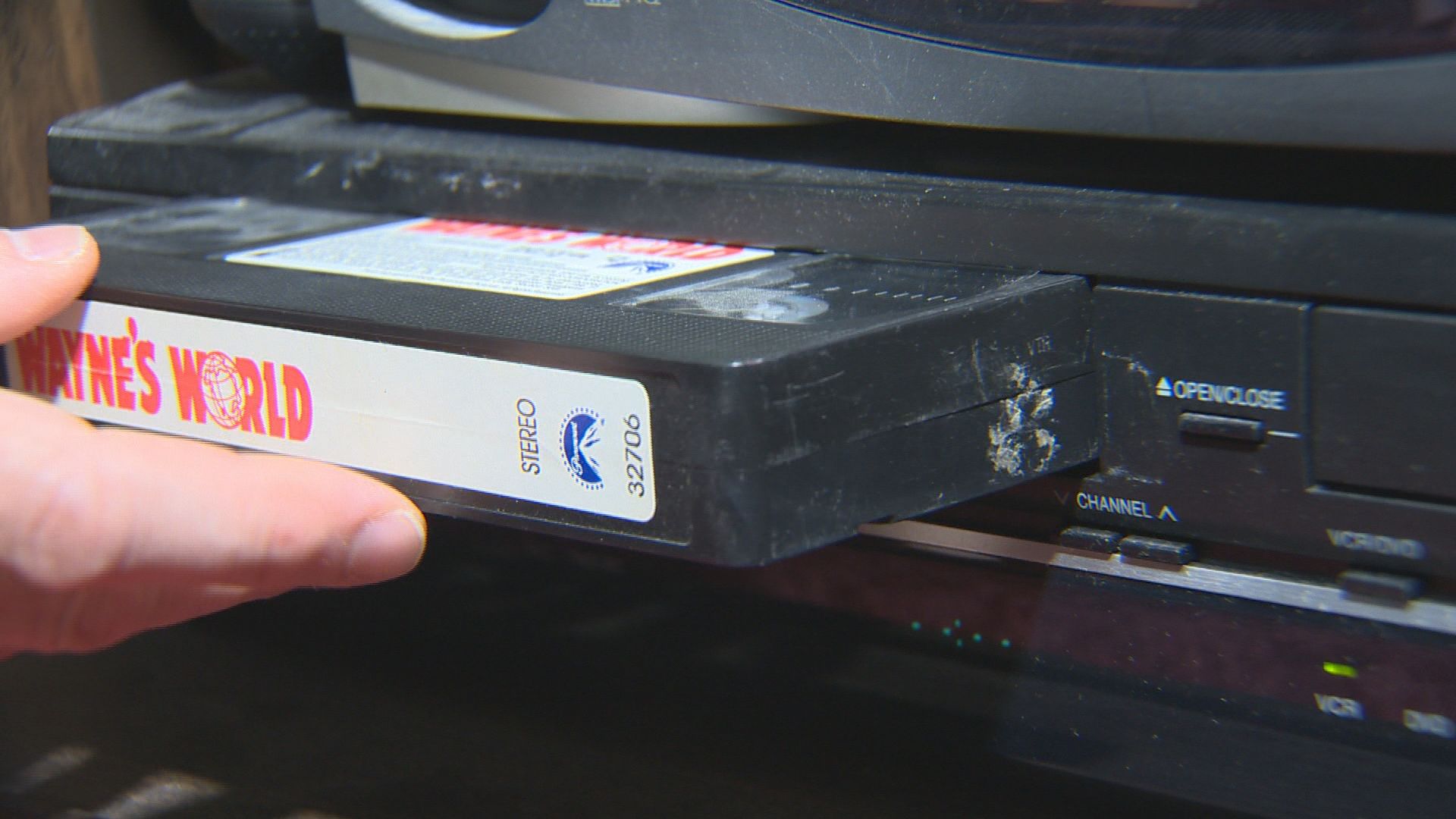 怀旧浪潮兴起：温尼伯VHS录像带重新走红 复古影像魅力吸引年轻一代（配图1）