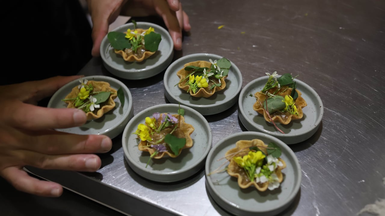 The photo, taken in 2023 inside the Auberge Saint-Mathieu, displays delicate servings of tarts topped with braised frog legs.