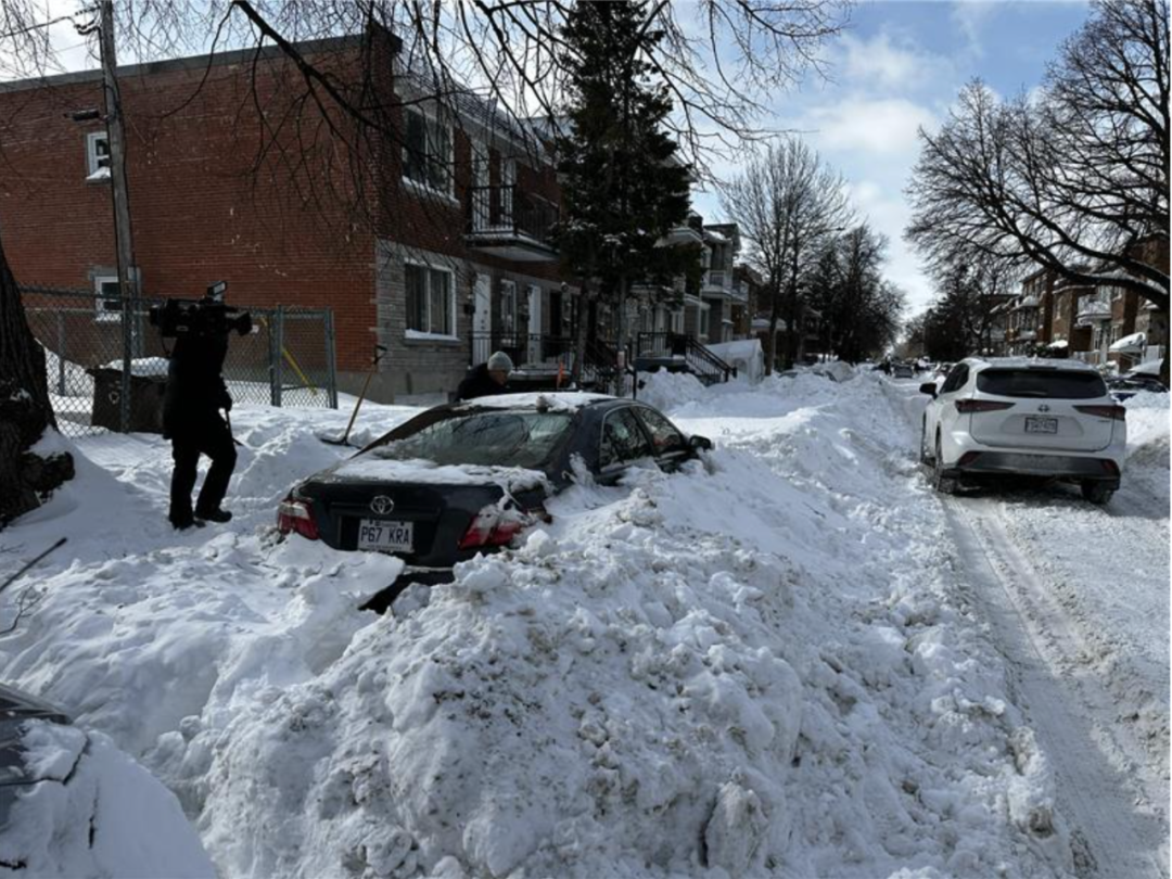 加拿大男子惨死在积雪覆盖的车内！13岁女孩玩雪被埋生命垂危！ ...
