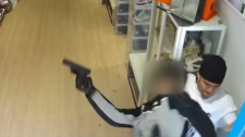 视频记录了皇后西街商店员工与持枪劫匪之间的斗争