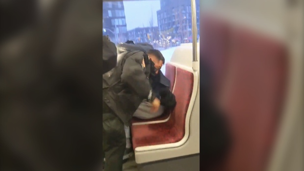2020 年 TTC 有轨电车上发生暴力争执的男子被捕，被控另一起交通系统事件 ...