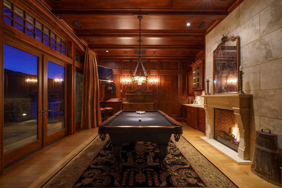 airbnb canada billiards room