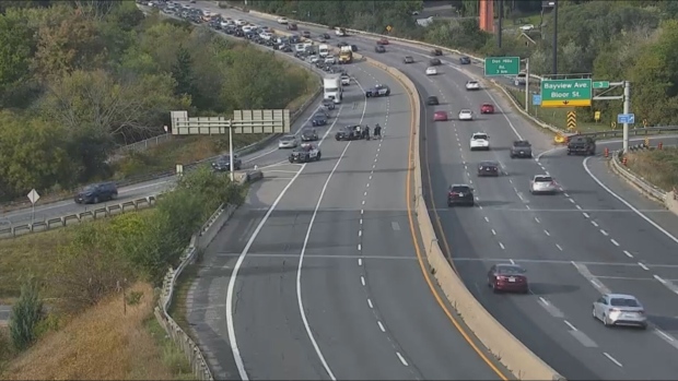 由于警方调查，Bayview/Bloor 以外的 DVP 南行车道关闭