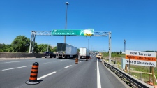 卡车撞上高架标志后，QEW 往多伦多方向的车道在尼亚加拉大瀑布重新开放 ...