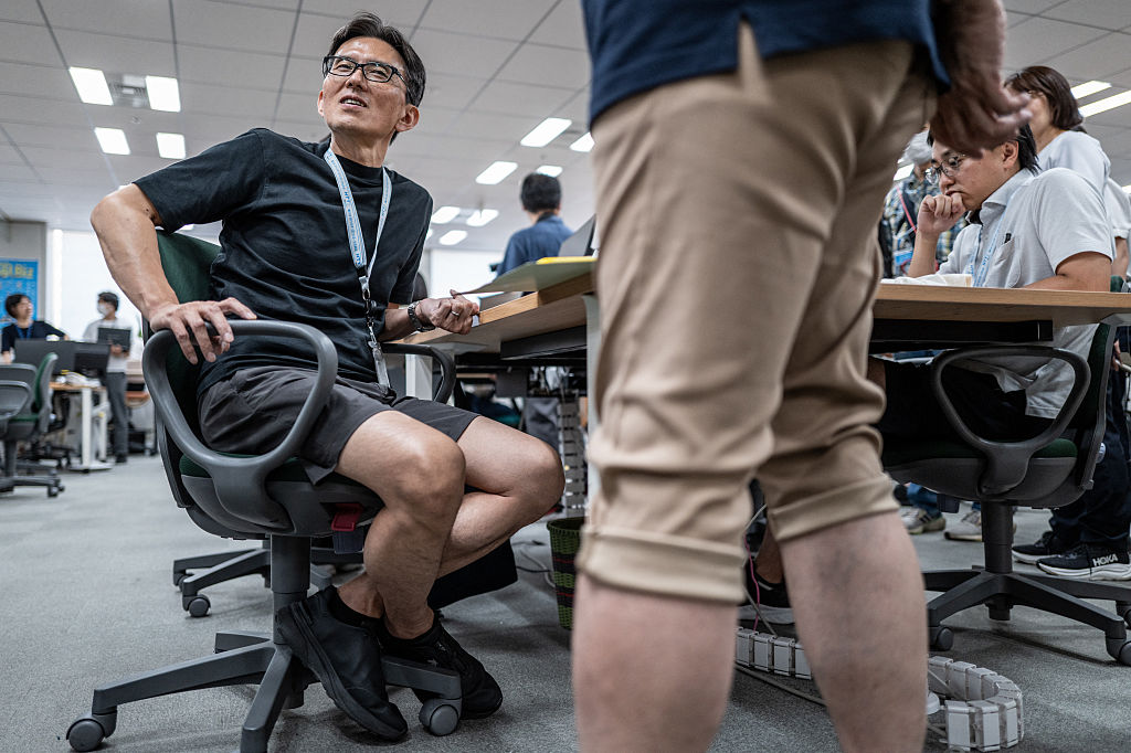 “腿毛骚扰”：男性穿短裤上班在日本引发争论